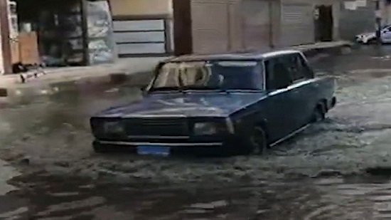  فيديو .. الامطار تغرق شوارع مدينة إدكو بالبحيرة بسبب موجة الطقس السيء 