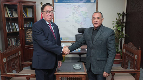 الأمين العام للمجلس الأعلى للآثار يلتقي سفير كازاخستان بالقاهرة