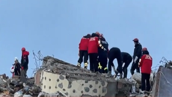 فيديو .. تركيا : ارتفاع حصيلة ضحايا الزلزال المدمر الى 2912 قتيل و 15834 مصابا 