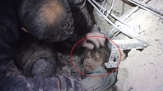 إنقاذ طفلة سورية من تحت الأنقاض