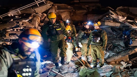 بعثة إغاثة تعمل على انتشال الناجين من تحت انقاض المباني