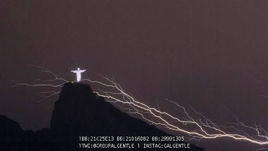 للمرة الثانية في تاريخه.. صاعقة قوية تضرب تمثال يسوع الفادي في ريو دي جانيرو