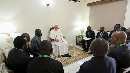 البابا مع الكهنة اليسوعيين 