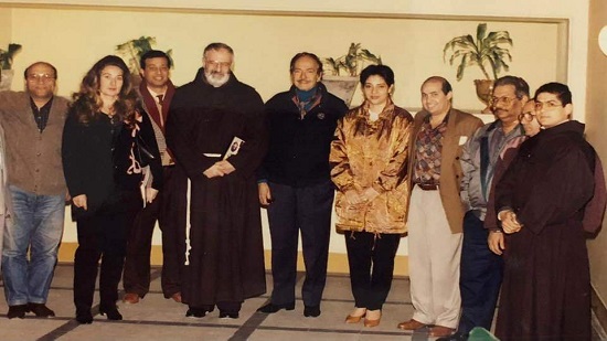 الاب بطرس دنيال يهدي الناقد طارق الشناوي صورة للجنة تحكيم المركز الكاثوليكي للسينما عام 1995 