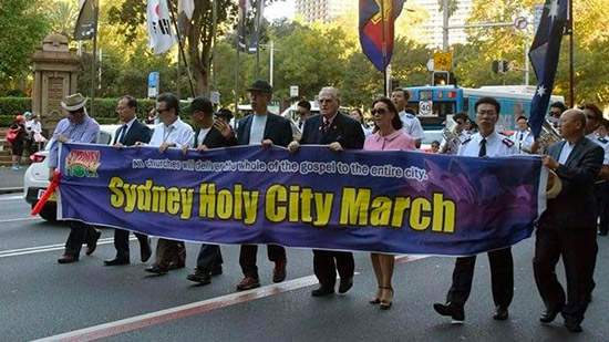 بالصور.. إنهيار القس فريد نايل فى مسيرة احتجاجية بأستراليا ضد السخرية من السيد المسيح 