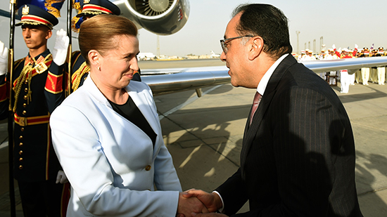  رئيس الوزراء يستقبل رئيسة وزراء الدنمارك بمطار القاهرة