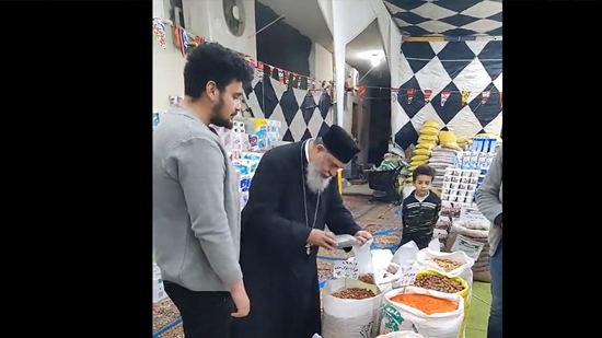  بالفيديو.. القمص يؤانس أديب يجهز شنط رمضان لتوزيعها بالبحر الأحمر