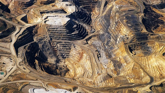 مصر تبدأ استخراج الذهب بعد اكتشافه في جبل بمحافظة شلاتين