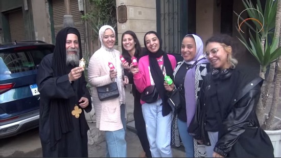 كاهن يوزع فوانيس رمضان على الأخوة المسلمين في الشوارع : مصر دايما بخير