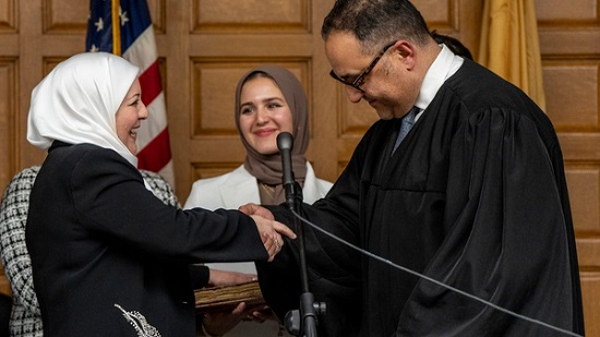  أقسمت على القرآن.. سورية تصبح أول قاضية مسلمة محجبة في أمريكا