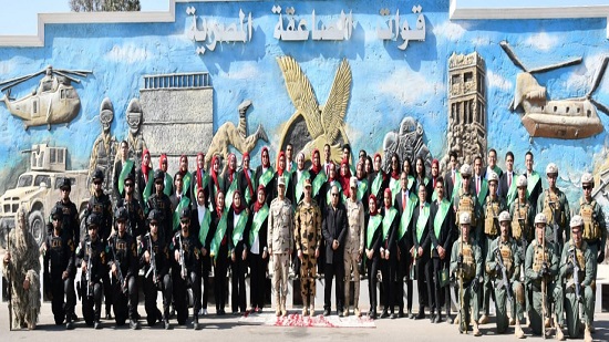  قوات الصاعقة تستقبل عدد من طلبة الجامعات
