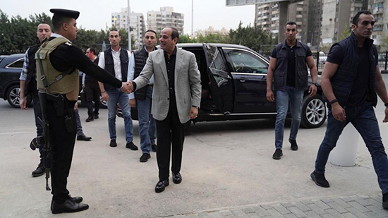 الرئيس السيسي يتفقد فى زيارة مفاجئة قسم شرطة مدينة نصر