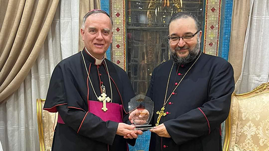 هدية تذكارية للسفير البابوي بمصر في ذكرى إعلان كاتدرائية سانت فاتيما بازيليك صغرى