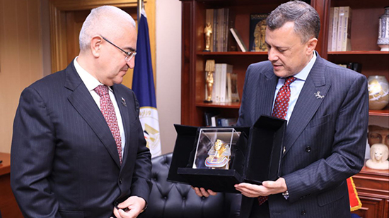 وزير السياحة والآثار يستقبل سفير أذربيجان بالقاهرة 