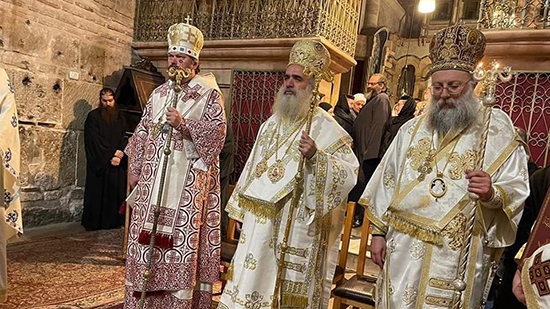 مطران القدس يترأس القداس بالقبر المقدس بكنيسة القيامة بمشاركة مطران الكنيسة الارثوذكسية الروسية