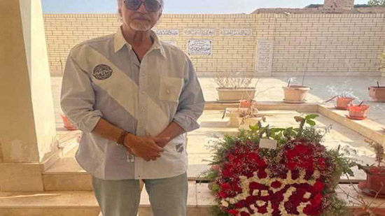من أمام قبر سمير غانم.. شقيقه يحيي ذكرى رحيله الثانية : «وحشتنا أوي وعمرنا مانسيناك» (فيديو)