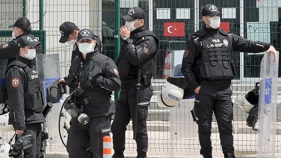 تركيا تعتقل 15 شخصا لـ 
