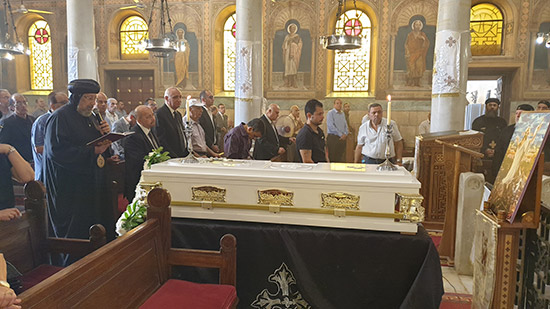 أنبا إرميا يرأس صلاة جناز الأم جوزفين فوزي مجلي بالبطرسية 