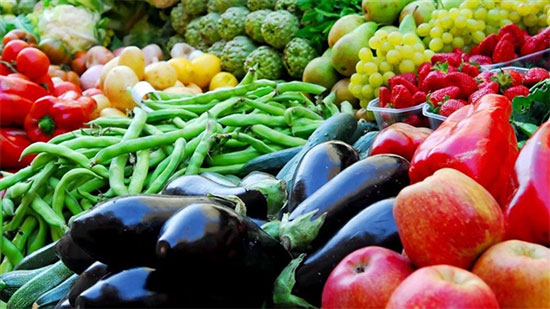 انخفاض الطماطم وزيادة البصل.. أسعار الخضروات والفاكهة بسوق العبور اليوم