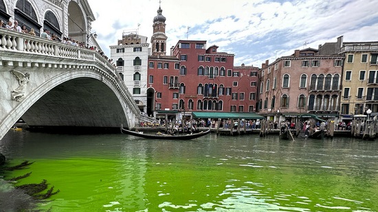 مياه القناة الكبرى في البندقية إلى اللون الأخضر الفلوري
