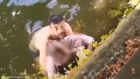 لحظة إنقاذ الشاب الجزائري للمرأة في نهر الميز