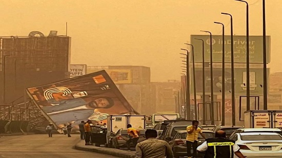  عاصفة ترابية تضرب مصر وسقوط لوحة إعلانية ضخمة أعلى كوبري أكتوبر وتوقف حركة المرور