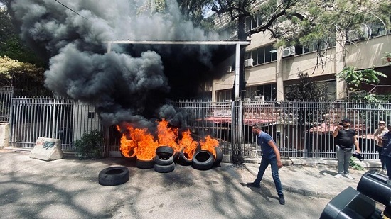 بالفيديو.. أهالي ضحايا انفجار مرفأ بيروت يحرقون الإطارات أمام قصر العدل