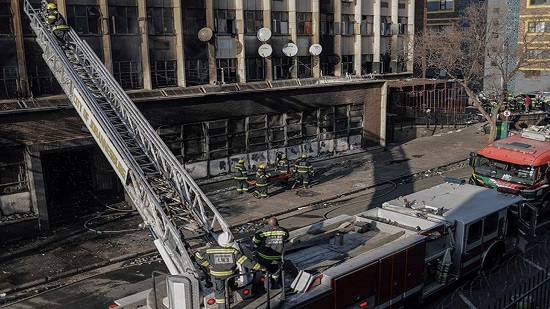ارتفاع حصيلة قتلى حريق جوهانسبرغ إلى 52 شخصًا
