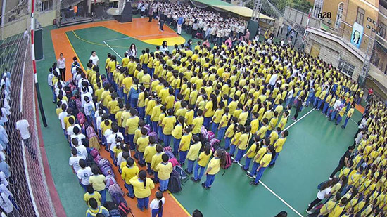 طلاب مدرسة السلام بأسيوط التابعة للنيل الإنجيلي يقفون دقيقة حداد 