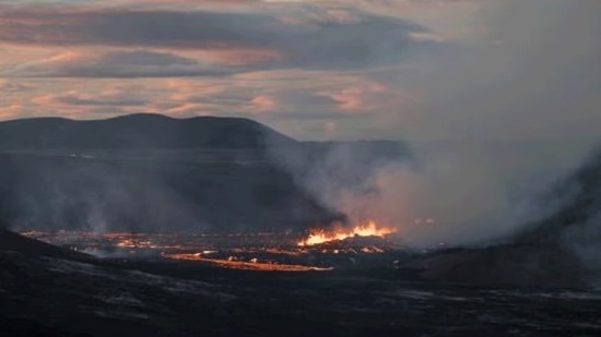تدفق للحمم إثر ثوران بركان غريندافيم في ايسلندا في الثالث من آب/أغسطس 2022
