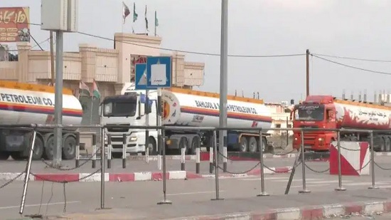  إسرائيل توافق على دخول شاحنتي وقود يوميا إلى قطاع غزة
