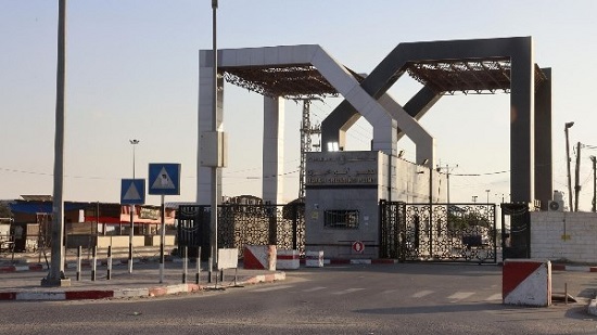 معبر رفح يستقبل 240 من مزدوجي الجنسية قادمين من غزة وسيارات الإسعاف المصرية تصطف لاستقبال الجرحى