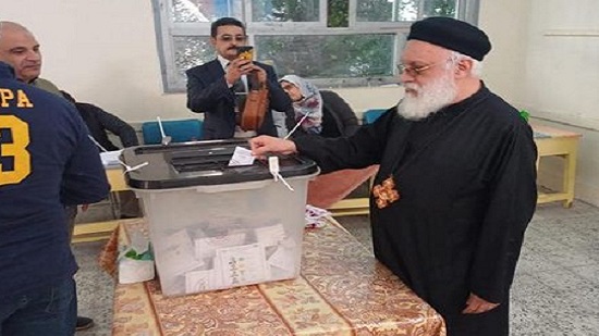   القمص أبرآم إميل وكيل قداسة البابا بالأسكندرية يدلي بصوته في الانتخابات الرئاسية ويشجع المصريين 