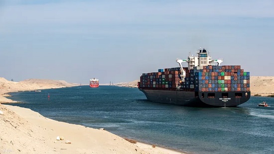 المصائب لا تأتى فرادي: مصر توجه خطر توقف بعض السفن المرور بقناة السويس بسبب ضربات الحوثيين 