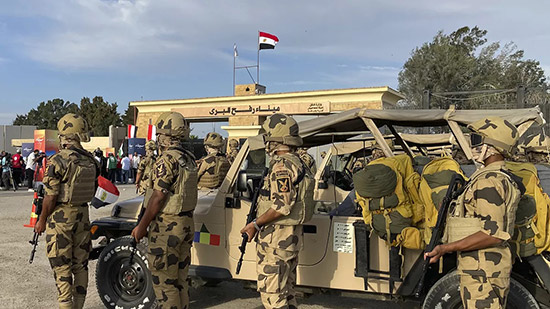 فيديو.. مصر ترسل تعزيزات أمنية وعسكرية كبيرة إلى الحدود مع قطاع غزة قبل توسيع إسرائيل عملياتها العسكرية