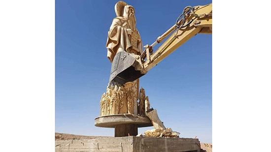 في مشهد مأساوي ومؤسف تم إزالة عمل إبداعي عن تمثال للقديس الأنبا أنطونويس 