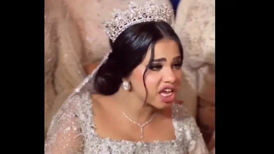 انفجرت غاضبة بوجه المأذون.. فيديو لعروس مصرية يشعل التواصل