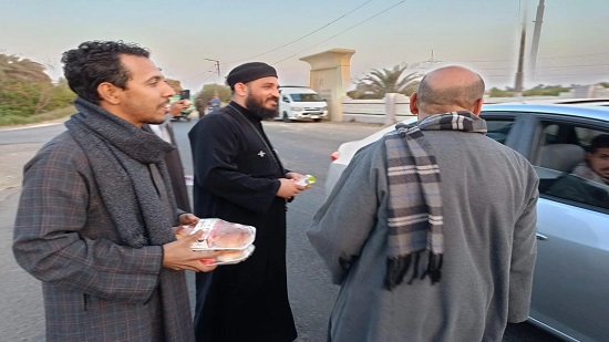  كاهن يوزع وجبات الإفطار في شوارع نجع حمادي: موروث المحبة المتأصل في أجدادنا