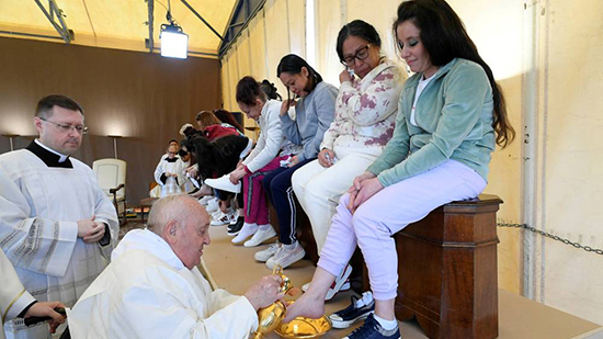 البابا فرنسيس يغسل أقدام 12 سجينة في روما