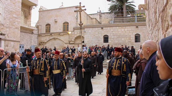  صور .. بطريرك القدس للاتين يترأس صلاة الجمعة العظيمة من كنيسة القيامة