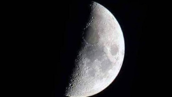 علماء يكشفون عن تاريخ ميلاد القمر
