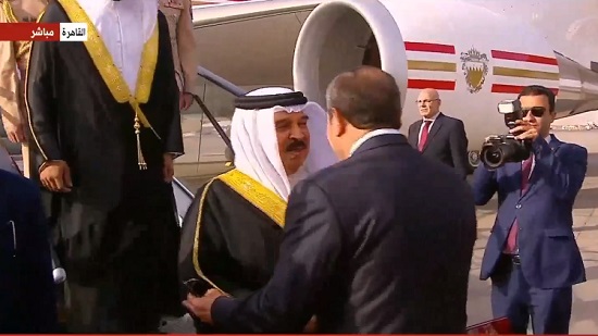 الرئيس السيسي يستقبل ملك البحرين بمطار القاهرة الدولي
