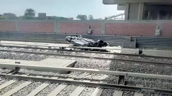 سقوط سيارة من فوق كوبري على شريط مترو روض الفرج
