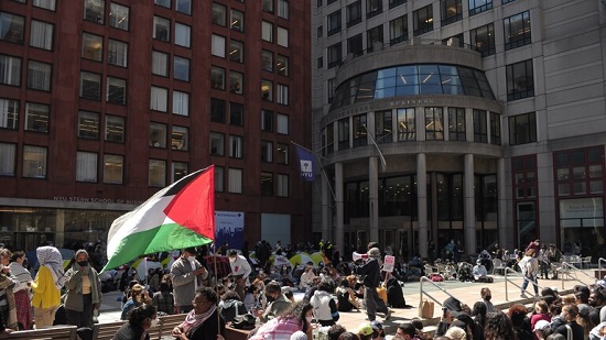 اعتقال عشرات المتظاهرين المؤيدين لفلسطين في عدة جامعات أمريكية (فيديو)