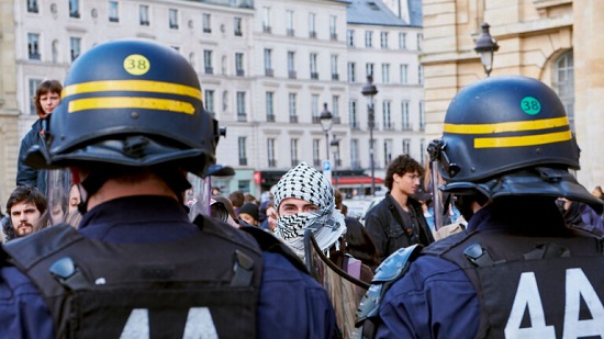 الشرطة الفرنسية تفرق اعتصاما طلابيا متضامنا مع فلسطين (فيديو)