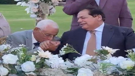 تقبيل الدكتور حسام موافي يد رجل الأعمال محمد أبو العينين